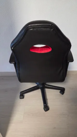 Silla de escritorio piel negra y roja como nueva.