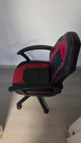 Silla de escritorio piel negra y roja como nueva.