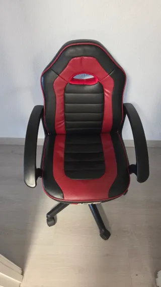 Silla de escritorio piel negra y roja como nueva.