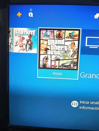 PS4 con mando y GTA 5 DIGITAL con cables