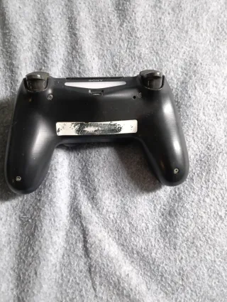 PS4 con mando y GTA 5 DIGITAL con cables