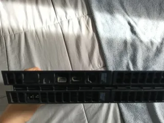 PS4 con mando y GTA 5 DIGITAL con cables