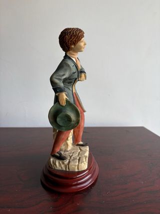 Figura chico con sombrero