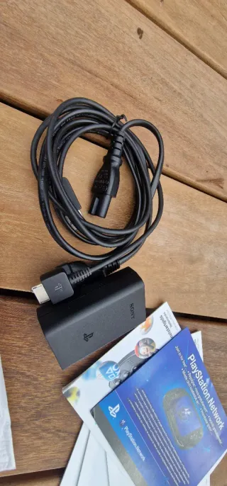 PS Vita 1004 WiFi + Scheda 4GB