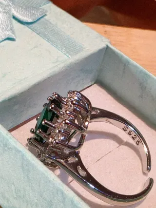 Anillo Ajustable con Piedra Verde y Circonitas