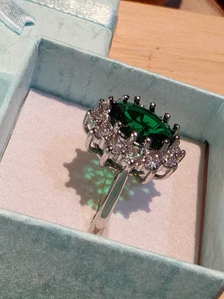 Anillo Ajustable con Piedra Verde y Circonitas