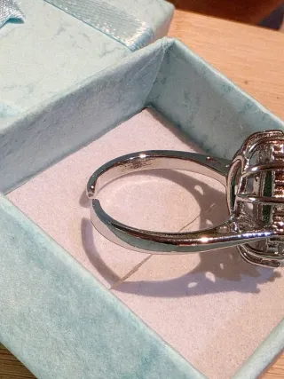 Anillo Ajustable con Piedra Verde y Circonitas