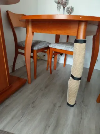 Mesa extensible redonda y 6 sillas de madera