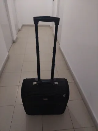 Maleta de viaje negra con ruedas