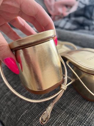 Sandalias doradas MANGO