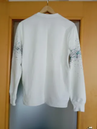 Sudadera Amiri blanca con salpicaduras.