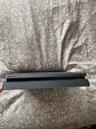 Vendo PS4 Slim para reparar o piezas.(INVERSIÓN).