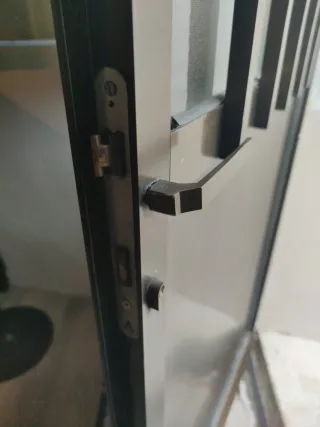 Puerta de aluminio con reja