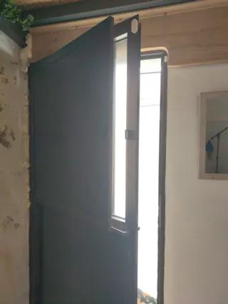 Puerta de aluminio con reja