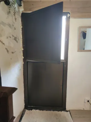 Puerta de aluminio con reja