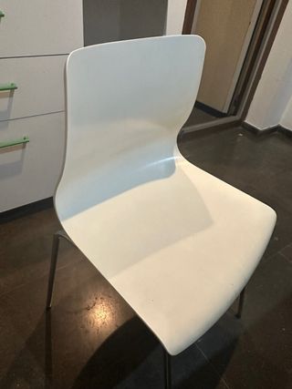 2 Sillas de plástico blancas