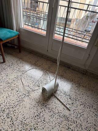 Lámpara de pie Ikea con bombilla