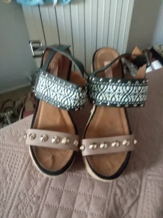 Zuecos Sandalias Mujer Beige y Negro