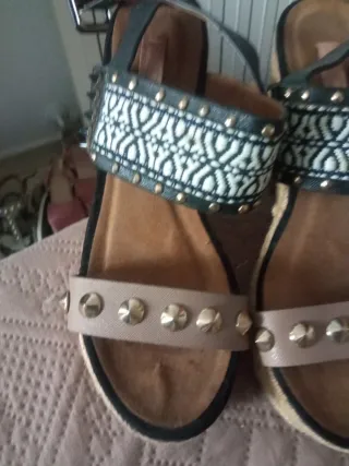 Zuecos Sandalias Mujer Beige y Negro