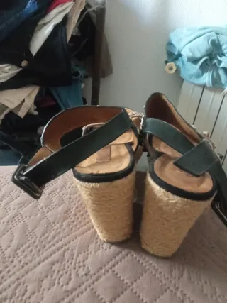 Zuecos Sandalias Mujer Beige y Negro