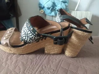 Zuecos Sandalias Mujer Beige y Negro