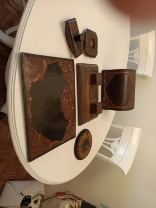 Escribanía antigua de cuero repujado.SigloXX