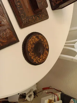 Escribanía antigua de cuero repujado.SigloXX