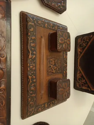 Escribanía antigua de cuero repujado.SigloXX