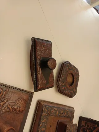 Escribanía antigua de cuero repujado.SigloXX