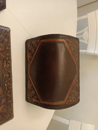 Escribanía antigua de cuero repujado.SigloXX