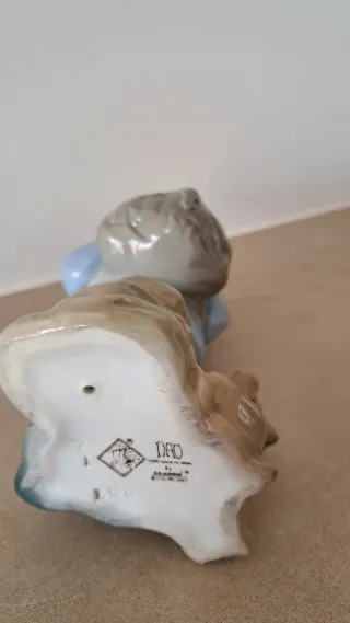 Figura Nao-Lladró excursionista con perro.