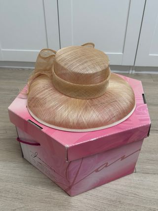 UN SOLO USO. Pamela beige y dorada con lazo.