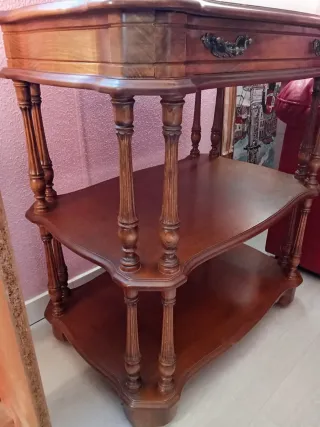 Mesa auxiliar de madera con cajón