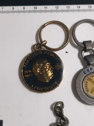 Lote militar: llaveros, insignias y más