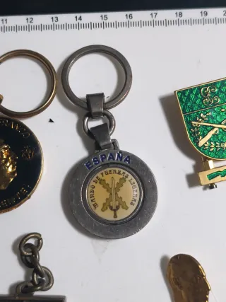 Lote militar: llaveros, insignias y más