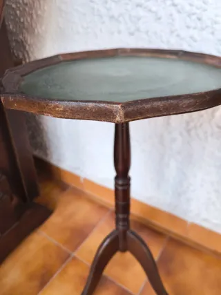 Mesa auxiliar antigua madera.