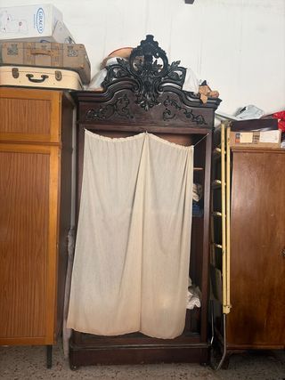 Armario vintage de madera con cortina