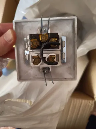 Interruptores y enchufes antiguos de los 80