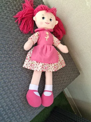 Muñeca de trapo rosa con vestido floral