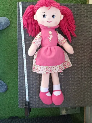 Muñeca de trapo rosa con vestido floral