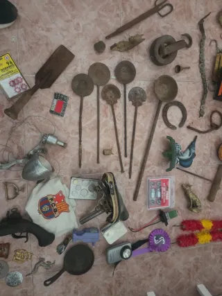 Lote de objetos antiguos y coleccionables
