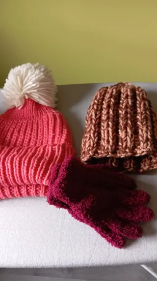 2 Gorros de punto y guantes