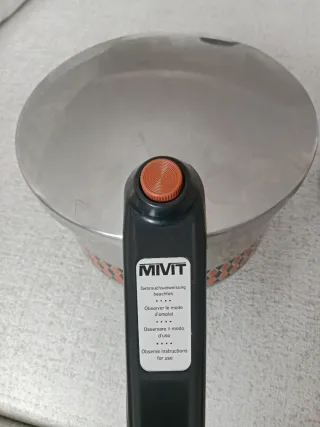 Olla a presión y cazo a juego