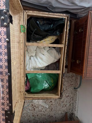 Baúl vintage de madera, metal y tela