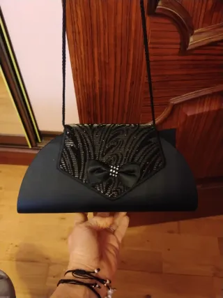 Bolso de fiesta negro y dorado...