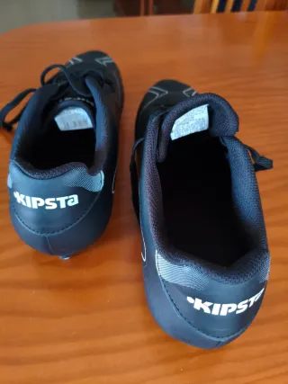 Zapatos de fútbol negros con tacos