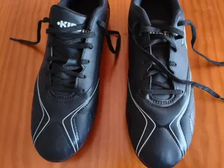 Zapatos de fútbol negros con tacos