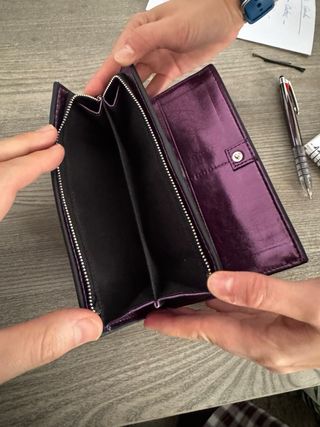 Cartera Parfois negra con estampado floral