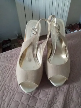 Zapatos de tacón beige y dorados