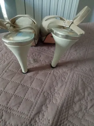 Zapatos de tacón beige y dorados